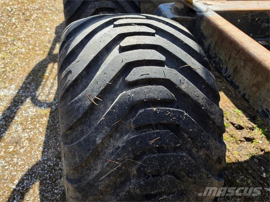 Valtra 6850, Oniar Metsäperävaunu kuormaimella الجرارات
