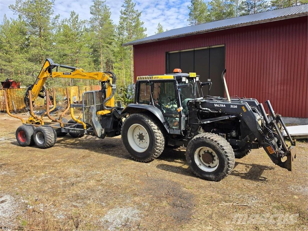 Valtra 6850, Oniar Metsäperävaunu kuormaimella الجرارات