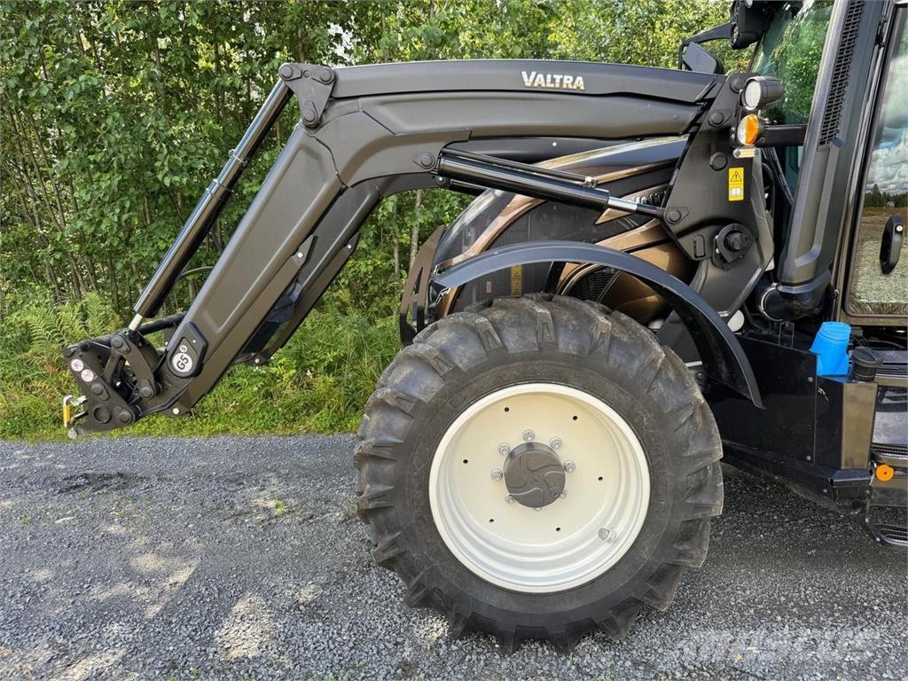 Valtra N135 Active الجرارات