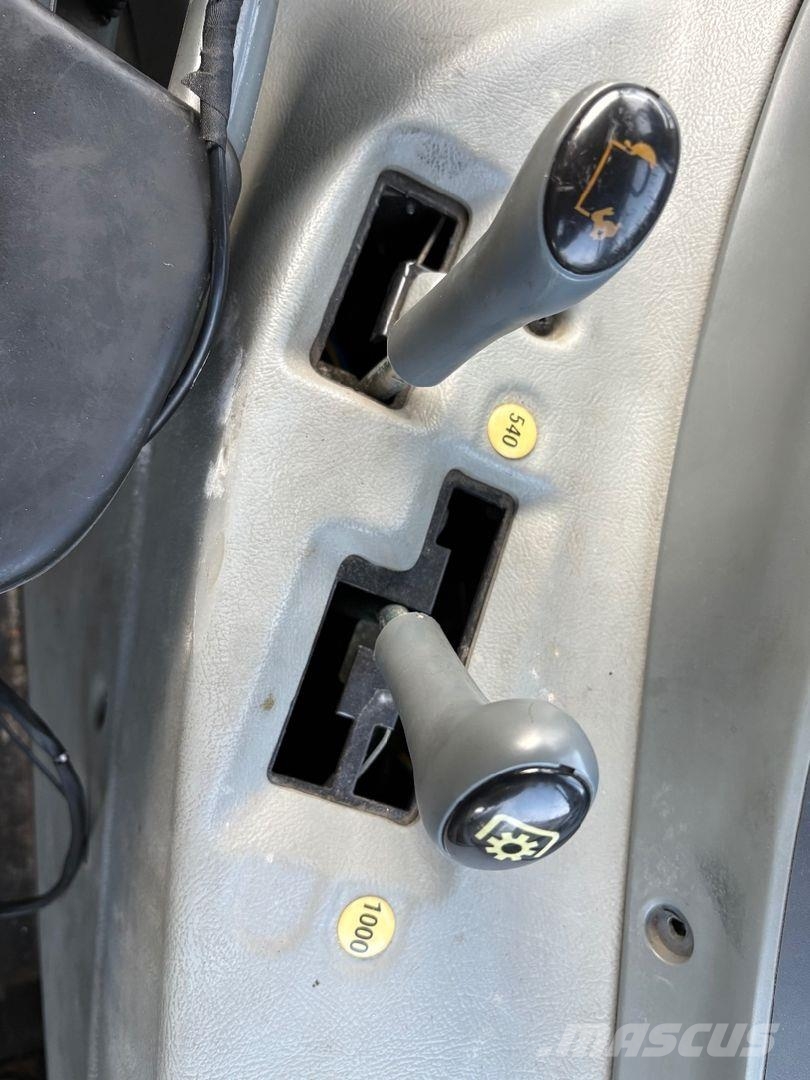 Valtra N141 LS Alaterällä. Etuaura ja takalana saatavilla Трактори