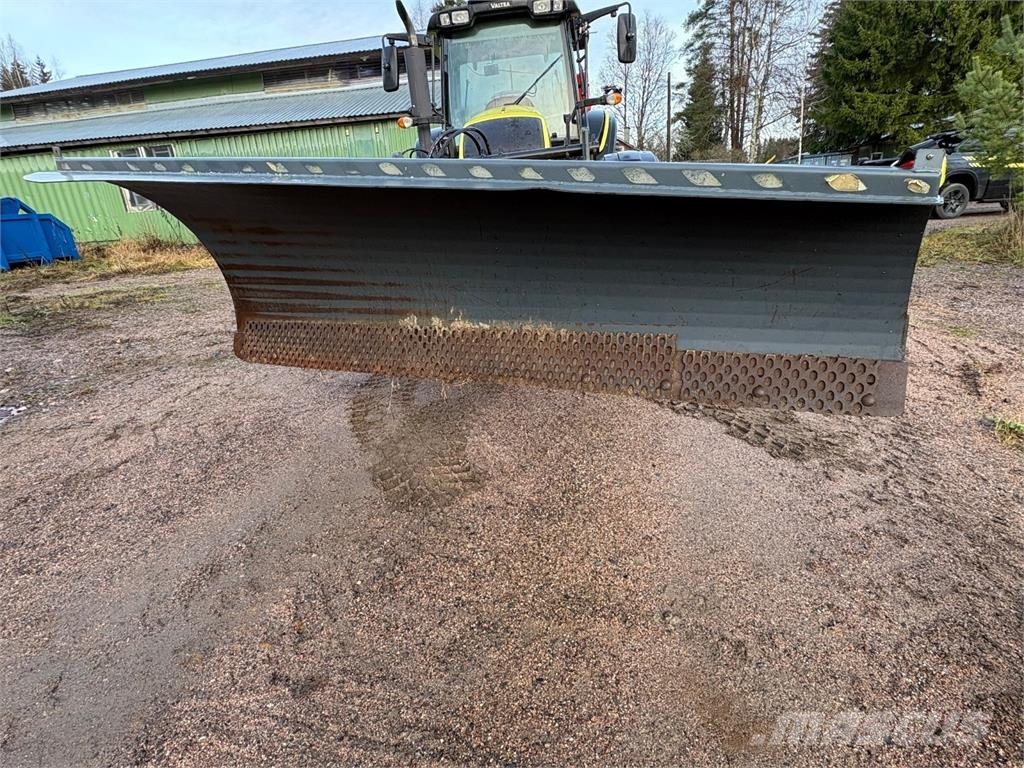 Valtra N141 LS Alaterällä. Etuaura ja takalana saatavilla Трактори