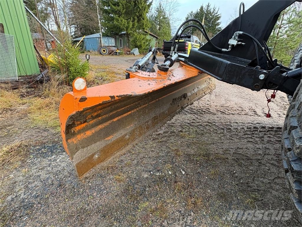 Valtra N141 LS Alaterällä. Etuaura ja takalana saatavilla Трактори