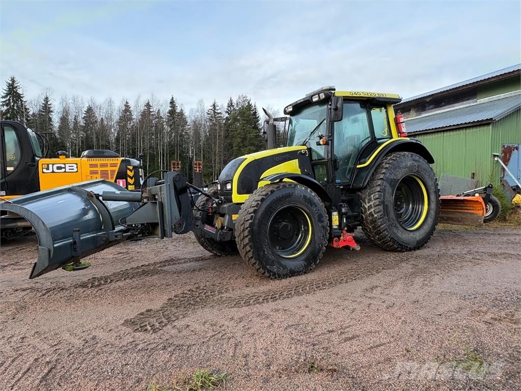 Valtra N141 LS Alaterällä. Etuaura ja takalana saatavilla Трактори