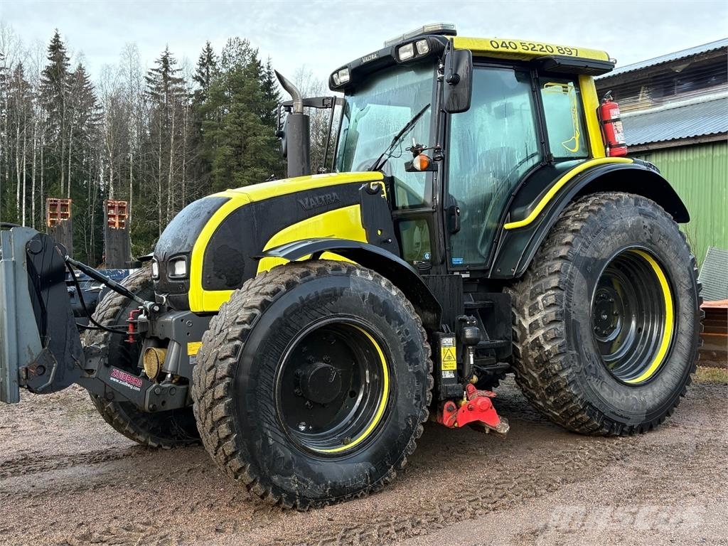 Valtra N141 LS Alaterällä. Etuaura ja takalana saatavilla Трактори