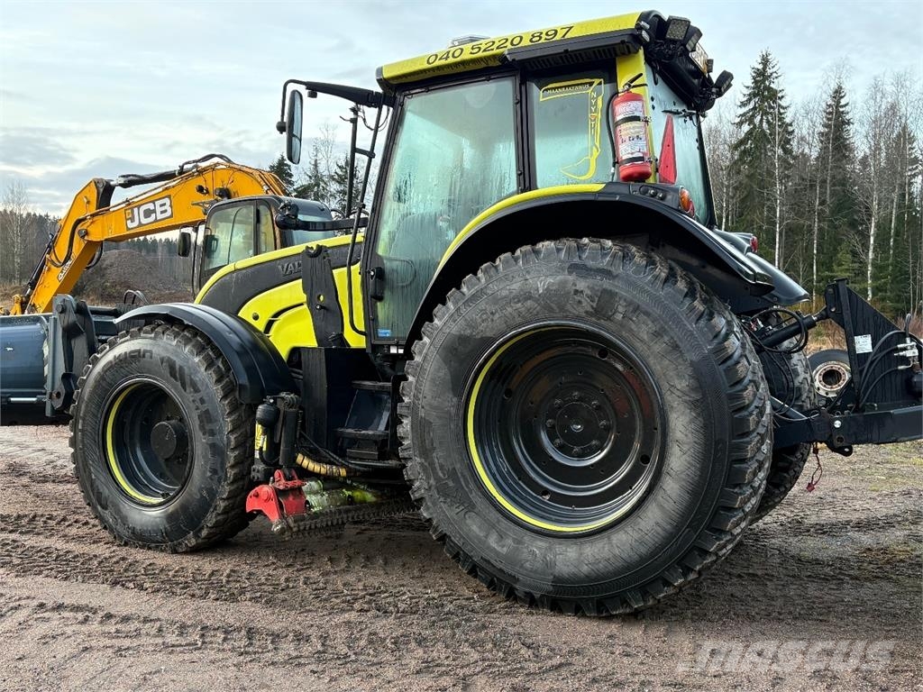 Valtra N141 LS Alaterällä. Etuaura ja takalana saatavilla Трактори