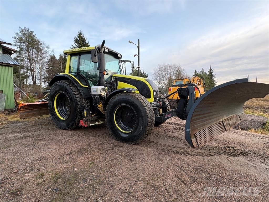 Valtra N141 LS Alaterällä. Etuaura ja takalana saatavilla Трактори