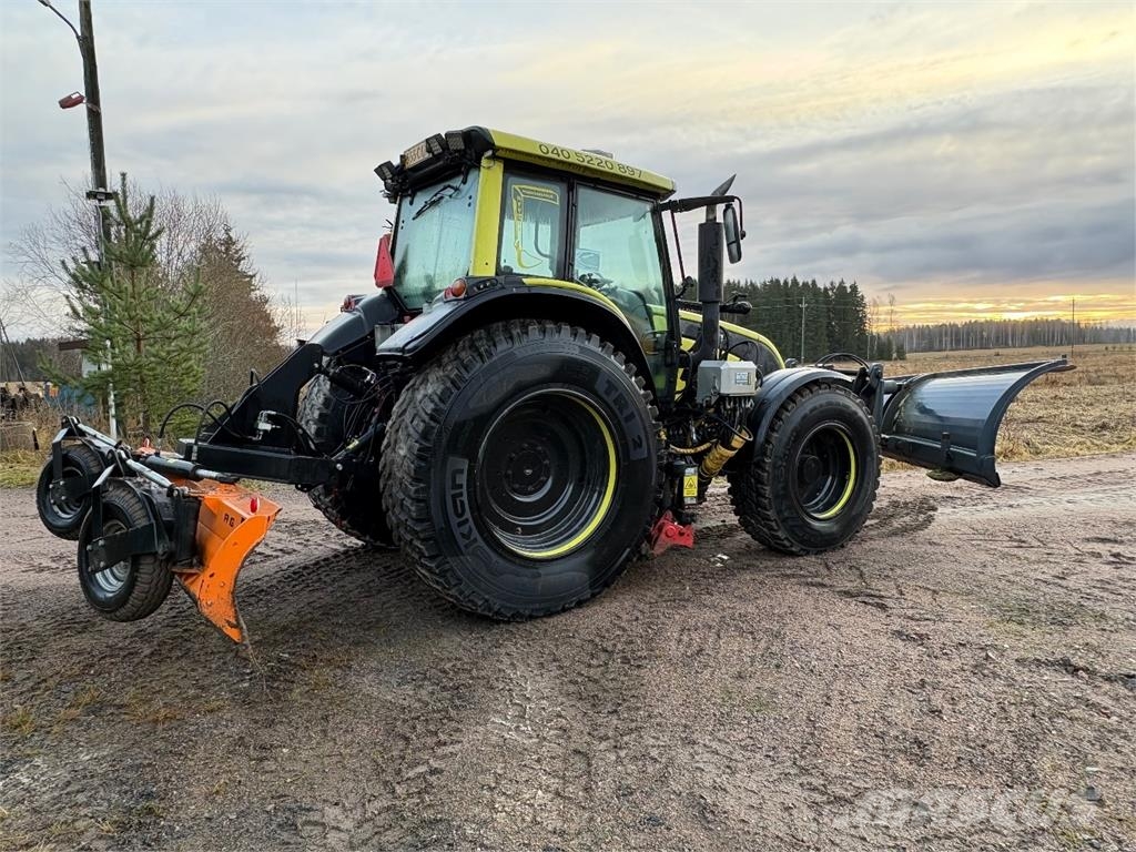 Valtra N141 LS Alaterällä. Etuaura ja takalana saatavilla Трактори