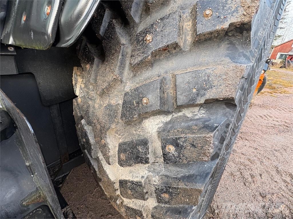 Valtra N141 LS Alaterällä. Etuaura ja takalana saatavilla Трактори