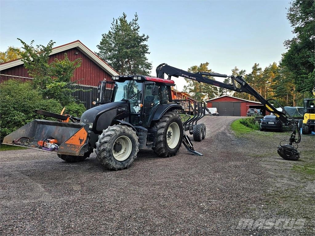 Valtra N82, kuormain, hakkuri, metsäperävaunu 拖拉机/农用车