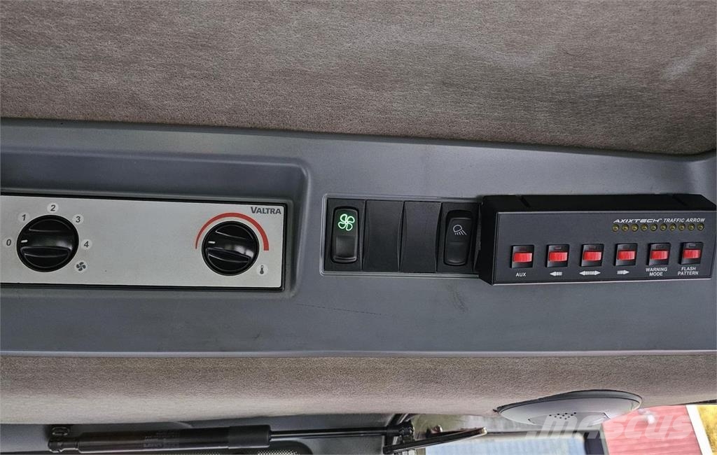 Valtra N82, kuormain, hakkuri, metsäperävaunu 拖拉机/农用车