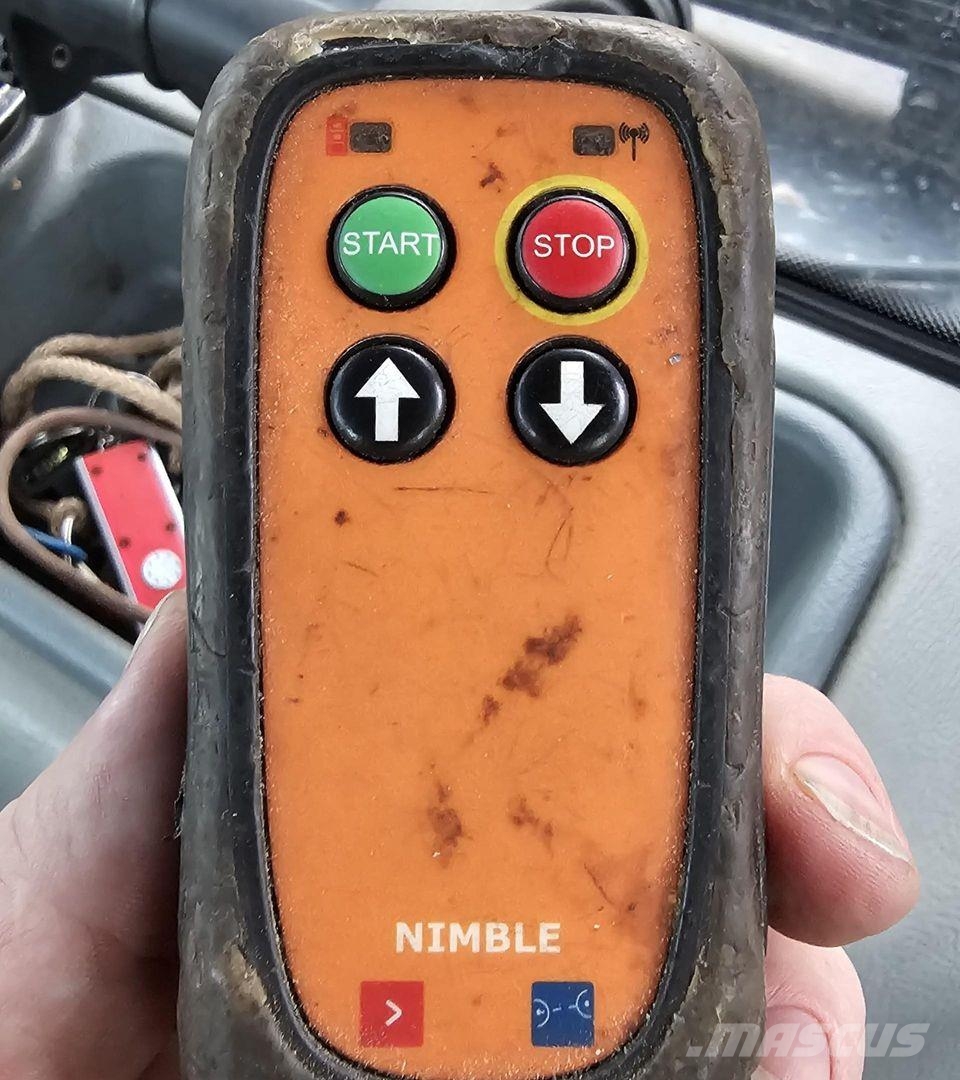 Valtra N82, kuormain, hakkuri, metsäperävaunu 拖拉机/农用车