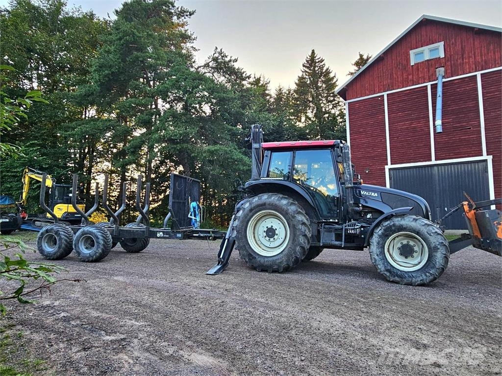 Valtra N82, kuormain, hakkuri, metsäperävaunu 拖拉机/农用车