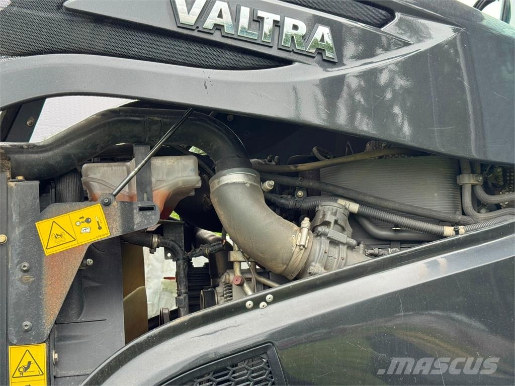 Valtra S 374 MYYTY!! Tractores