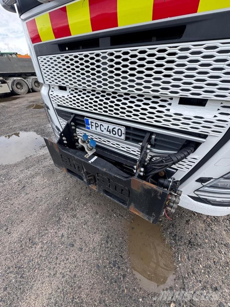 Volvo FH540 8x4 tridem+ Jyki 5 akselinen kasettivaunu Kommunalt / generelt kjøretøy