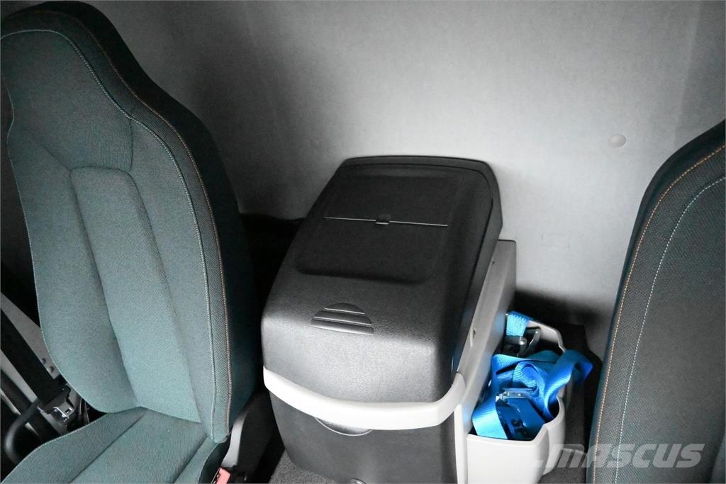 Volvo FL210 4x2 Camiones caja cerrada