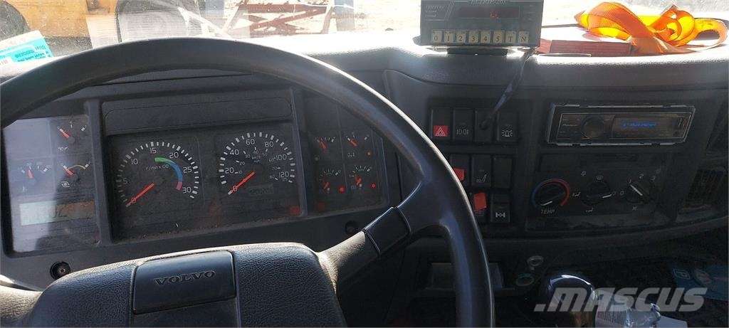 Volvo FL220 شاحنات الرافعات