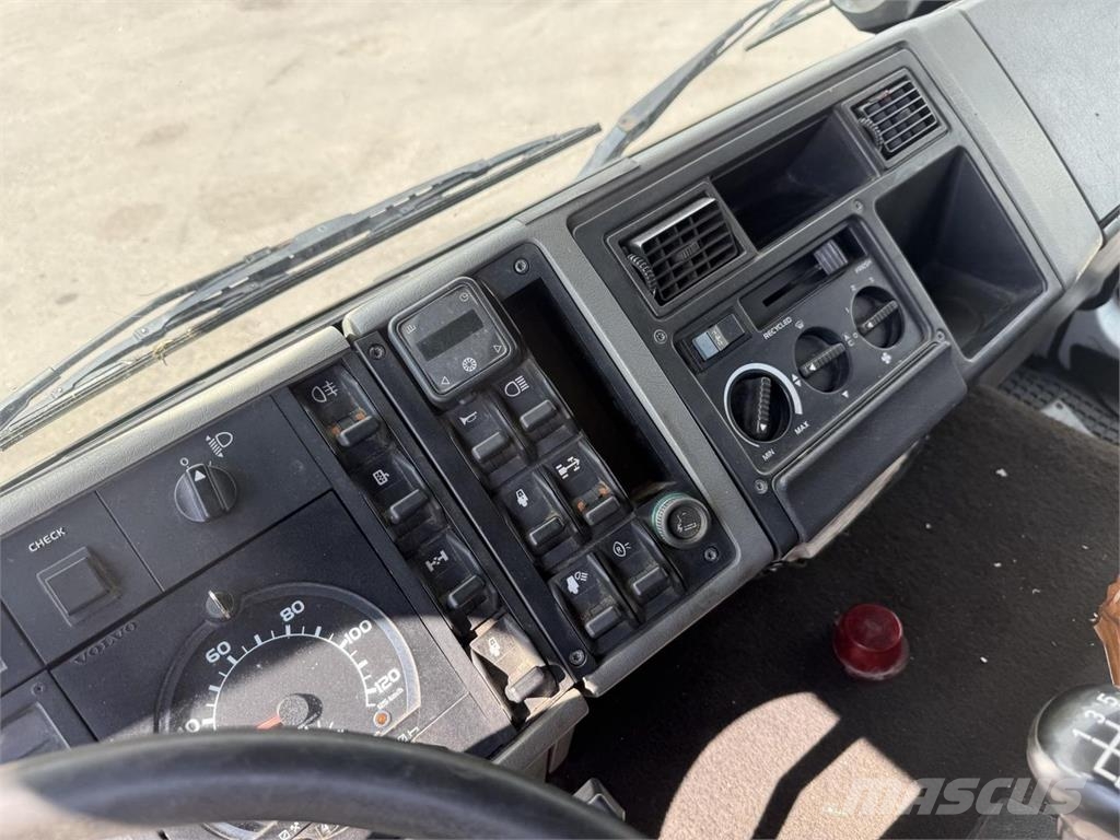 Volvo FL614 훅 리프트 트럭