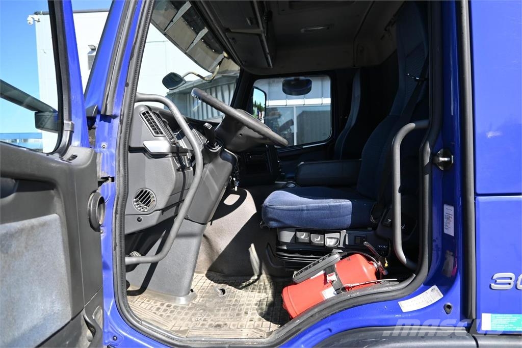 Volvo FM300 4x2 umpikori Camiones con caja de remolque