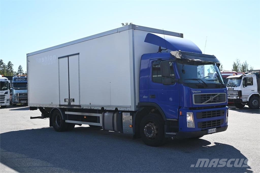 Volvo FM300 4x2 umpikori Camiones con caja de remolque