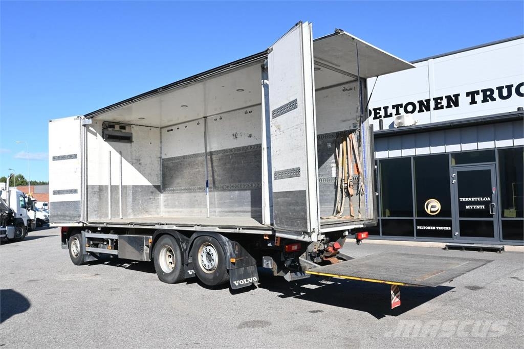 Volvo FM370 6x2 Furgons