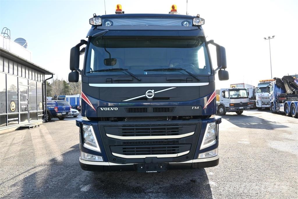 Volvo FM500 8x4 Rol kiper kamioni s kukama za dizanje