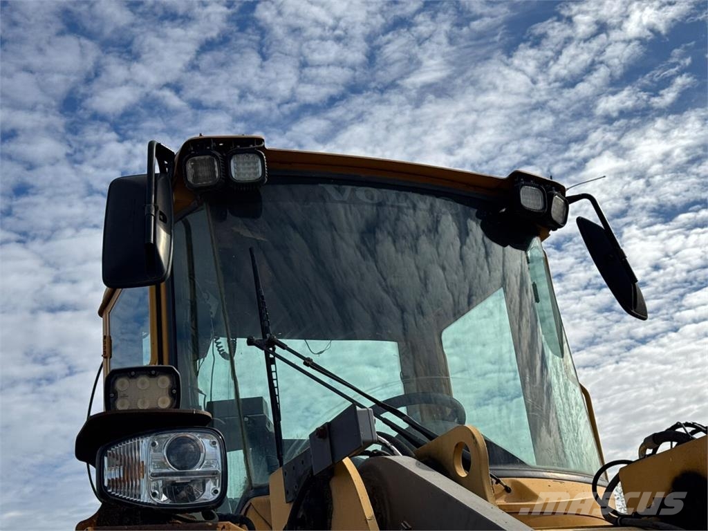 Volvo L 120 E MYYTY!! Kolesové nakladače