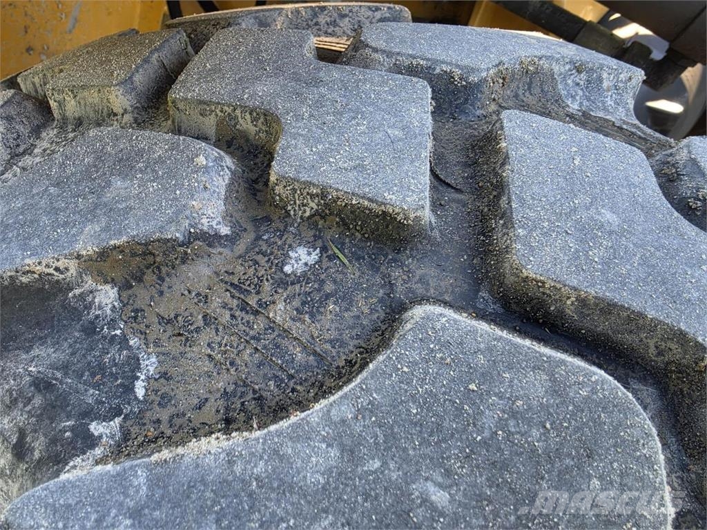 Volvo L30G, Kauha, Piikit Incarcator pe pneuri