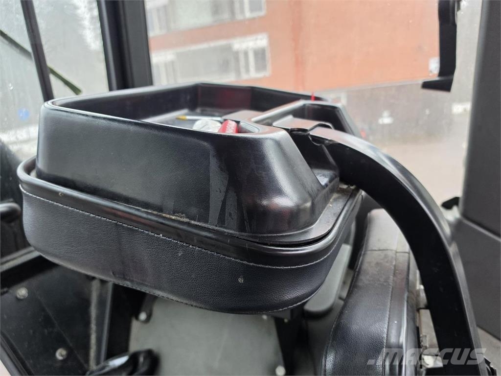 Zetor 65 PROXIMA, Etukuormaaja, Nivelaura, 2 kauhaa Τρακτέρ