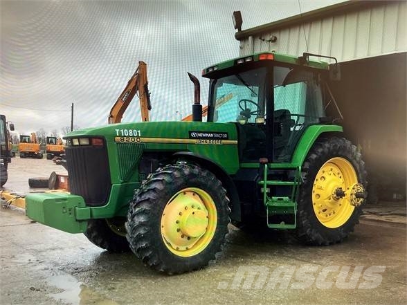 John Deere 8200 Traktori