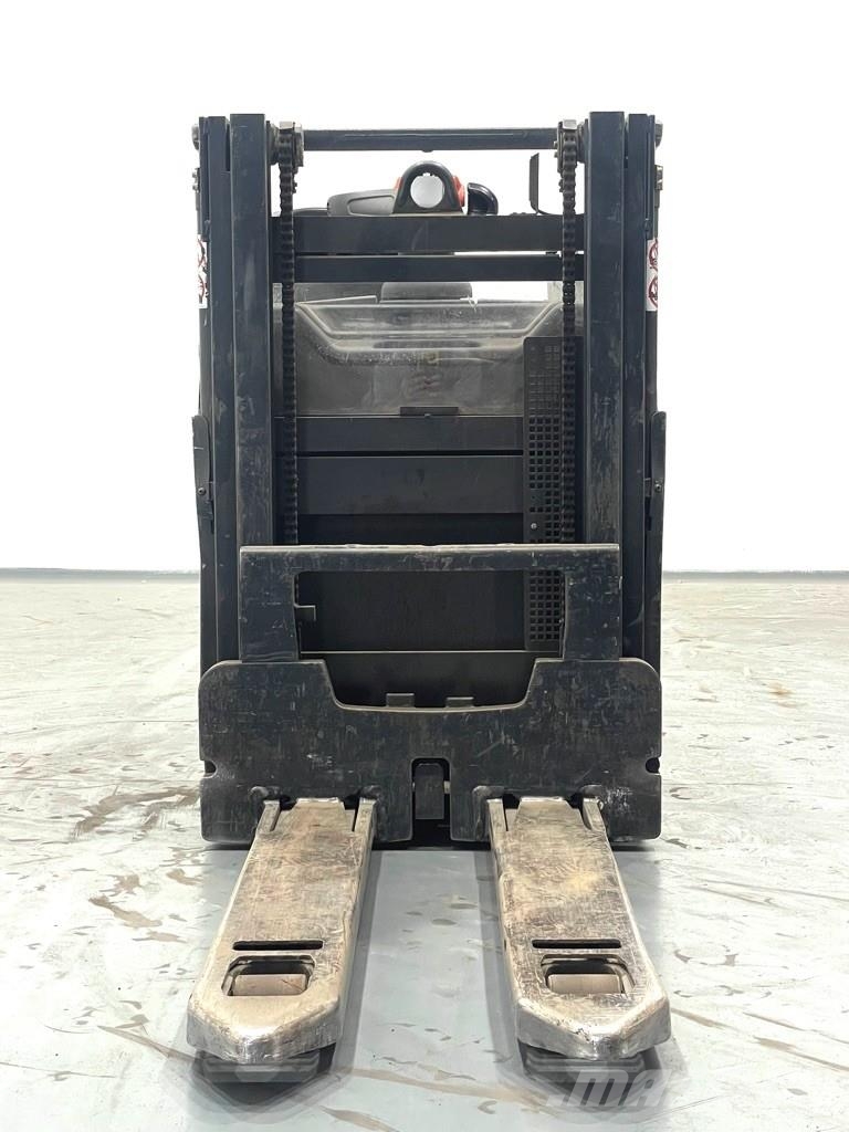 Linde D12HPSP-133 Колички високоповдигачи с теглич