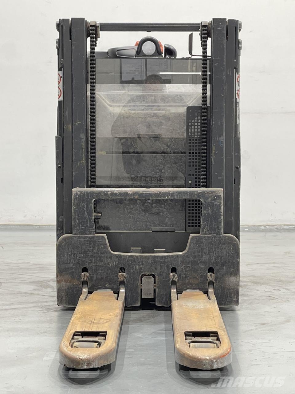 Linde D12HPSP-133 Pedestrian stacker