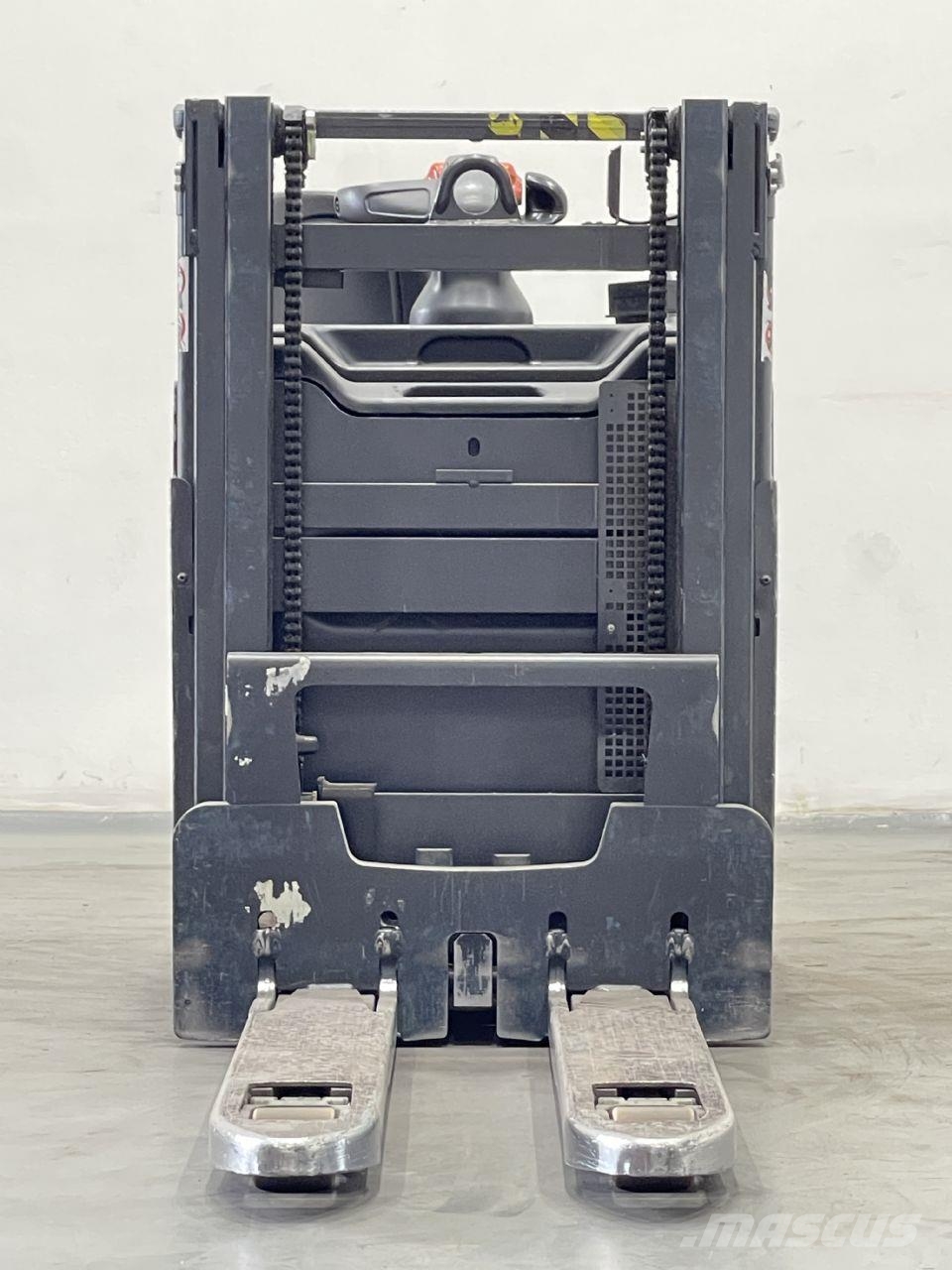 Linde D12HPSP-133 معدات التكديس الجوالة