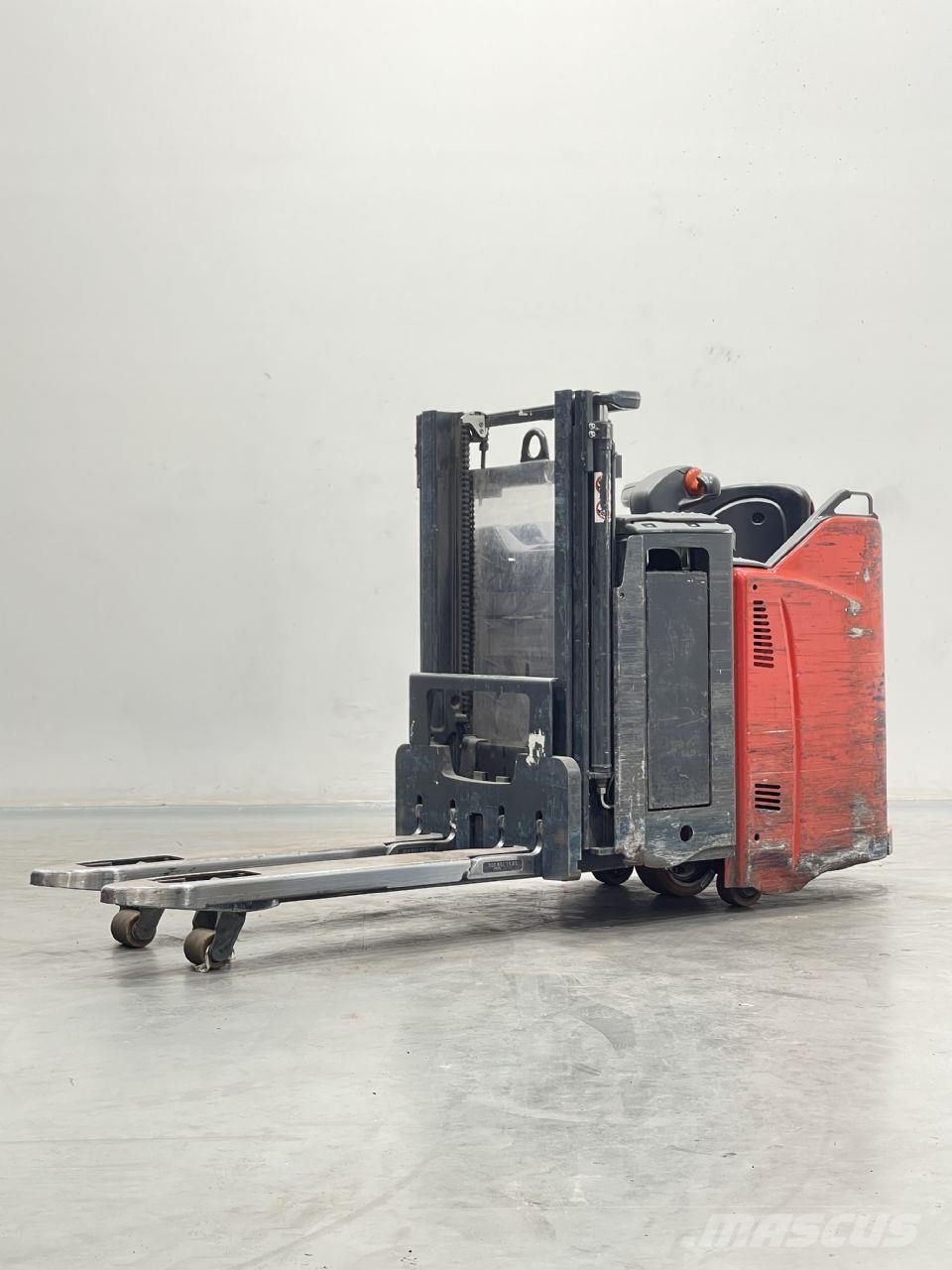 Linde D12HPSP-133 معدات التكديس الجوالة