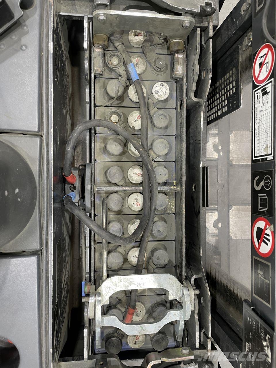 Linde D12HPSP-133 معدات التكديس الجوالة