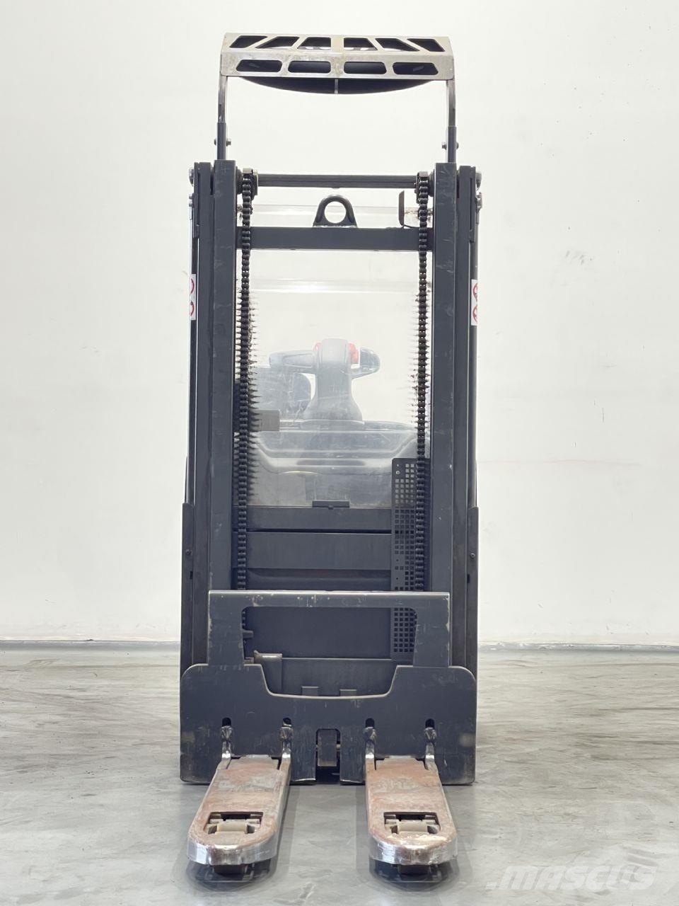 Linde D12SP-133 معدات التكديس الجوالة