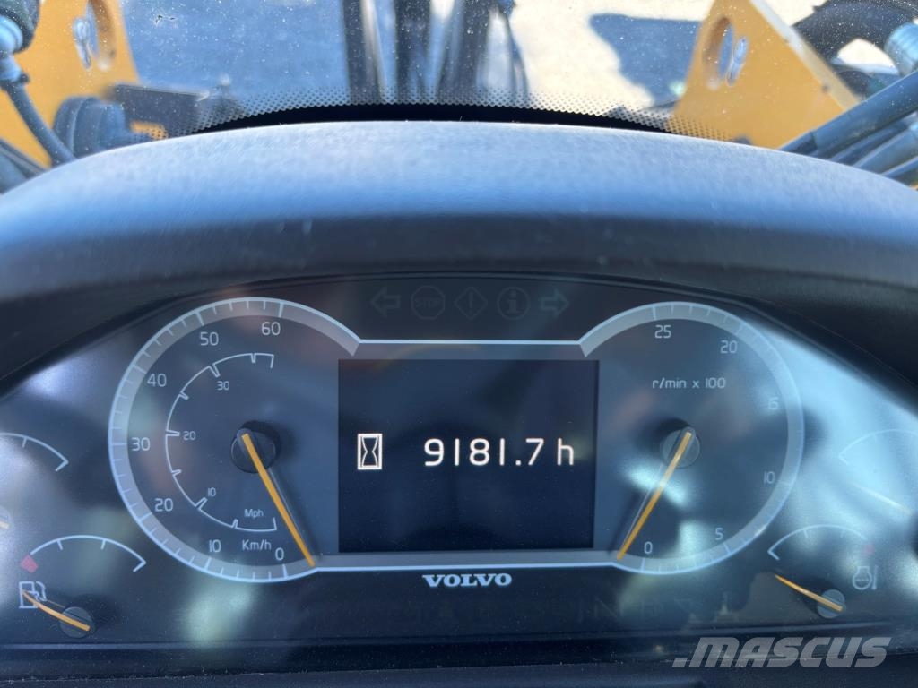 Volvo L110H + PIKALIITIN + KAHDET LISÄHYDRAULIIKAT + BSS Cargadoras sobre ruedas