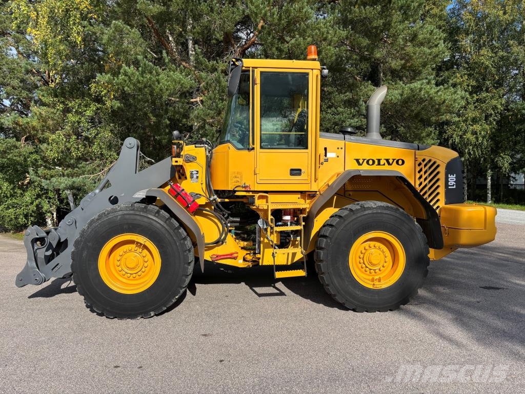 Volvo L90E + PIKALIITIN + KAHDET LISÄHYDRAULIIKAT + BSS Gumikerekes homlokrakodók