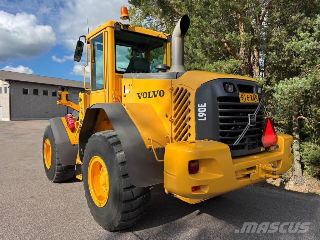 Volvo L90E + PIKALIITIN + KAHDET LISÄHYDRAULIIKAT + BSS Gumikerekes homlokrakodók