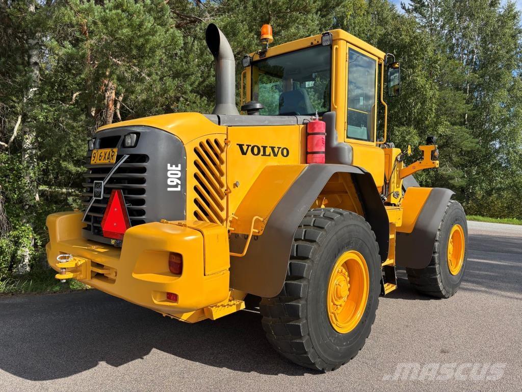 Volvo L90E + PIKALIITIN + KAHDET LISÄHYDRAULIIKAT + BSS Gumikerekes homlokrakodók
