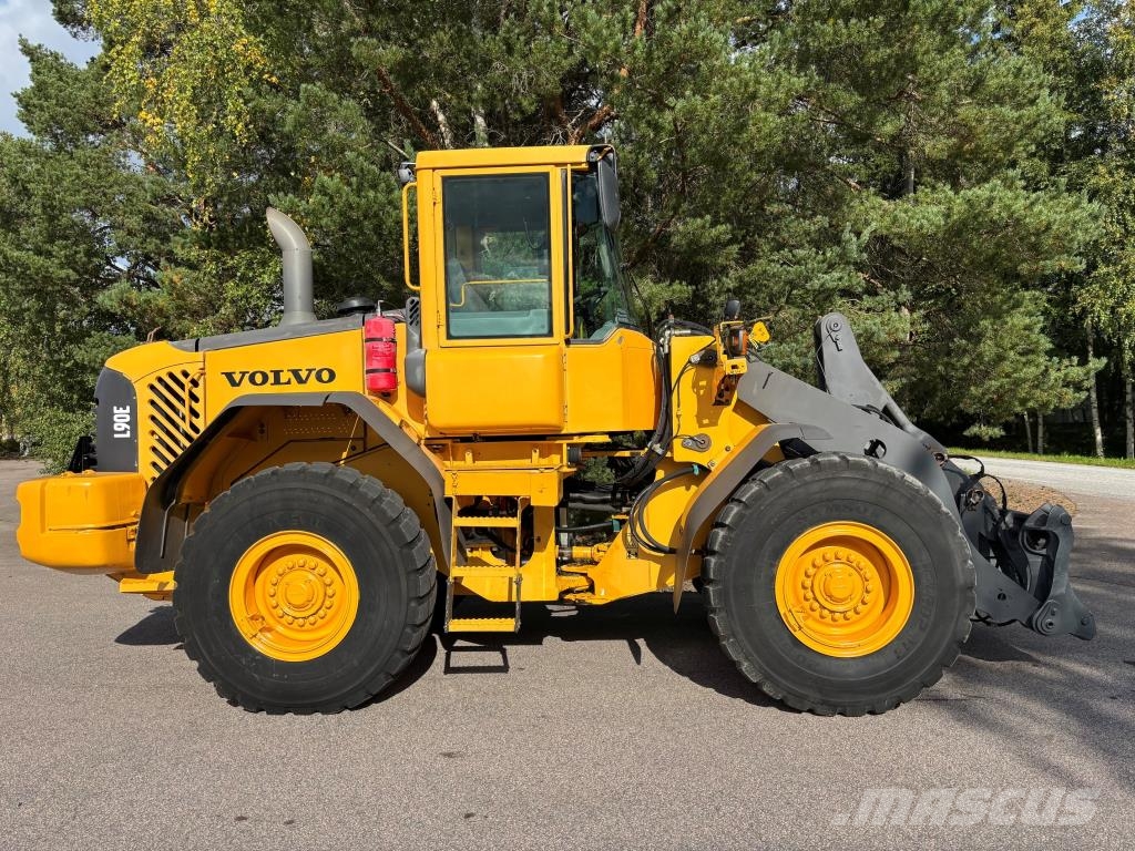 Volvo L90E + PIKALIITIN + KAHDET LISÄHYDRAULIIKAT + BSS Gumikerekes homlokrakodók
