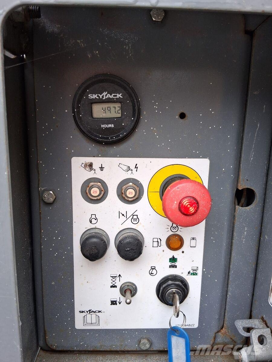 SkyJack SJ 6832 رافعات مقصية الشكل