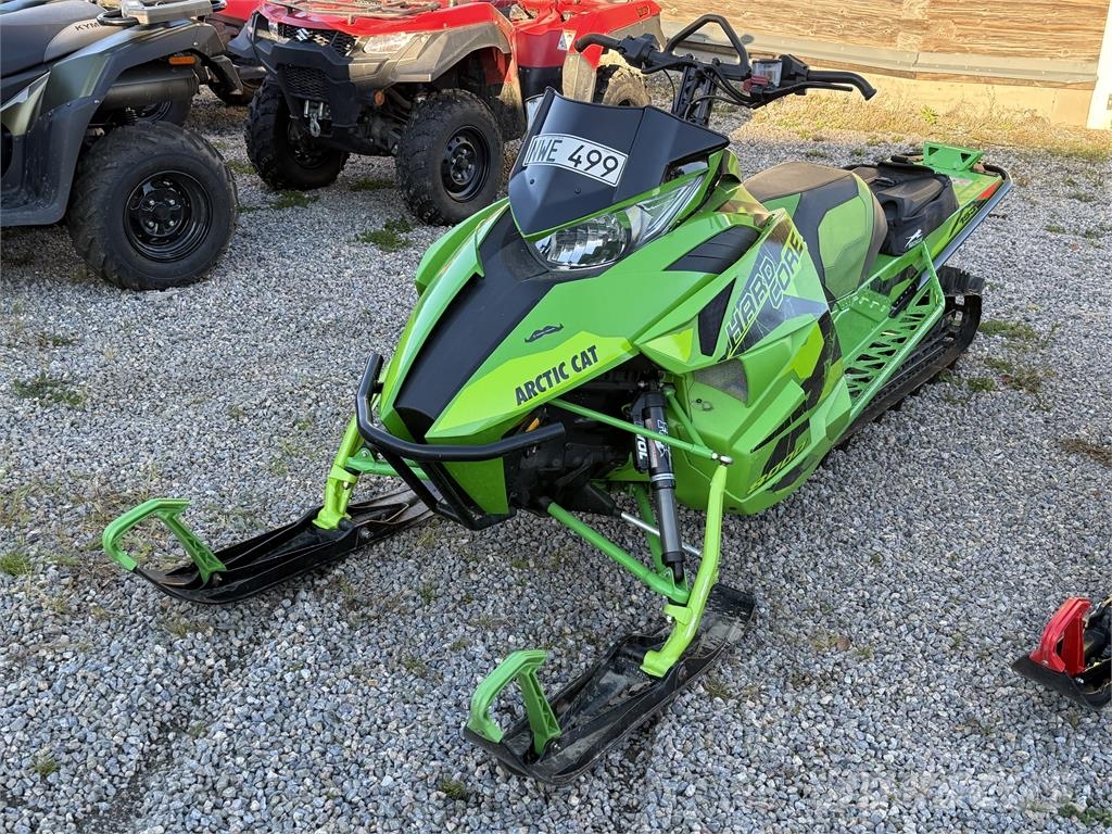 Arctic Cat M8000 Motoneige