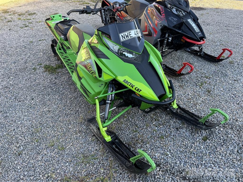 Arctic Cat M8000 Motoneige