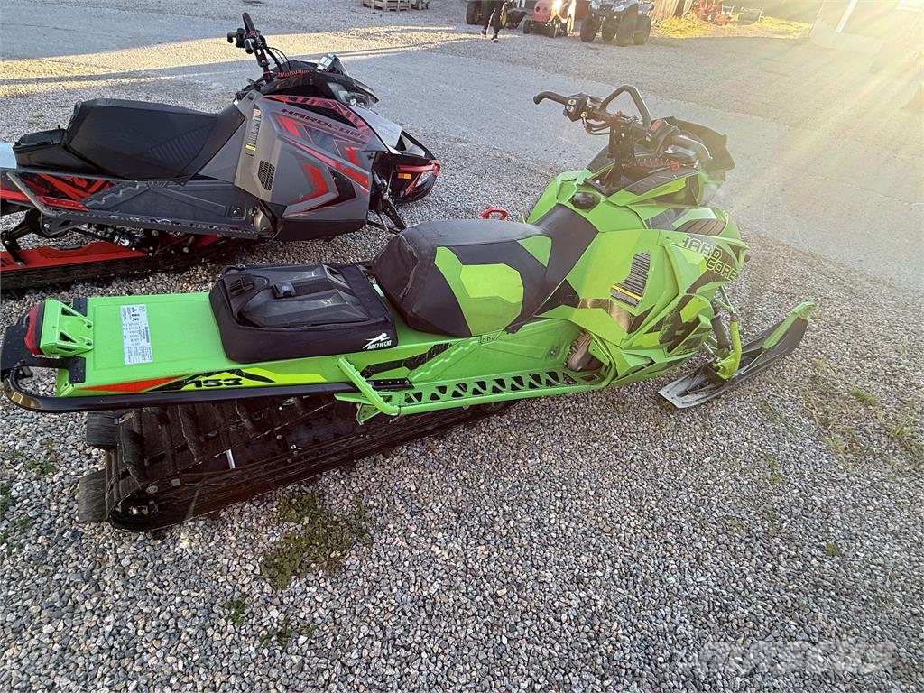Arctic Cat M8000 Motoneige