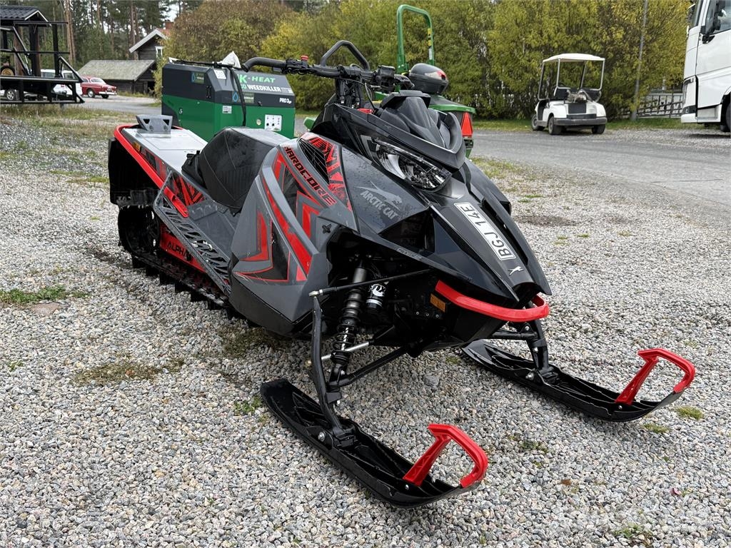 Arctic Cat M8000 Alpha Motoneige