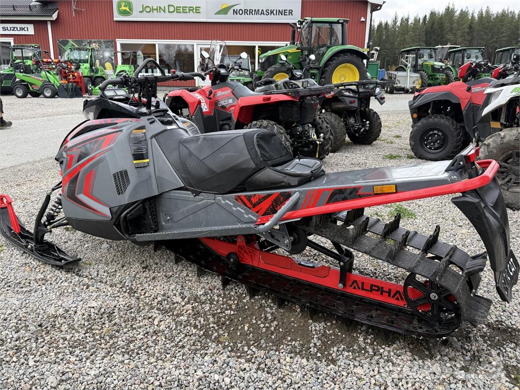 Arctic Cat M8000 Alpha Motoneige