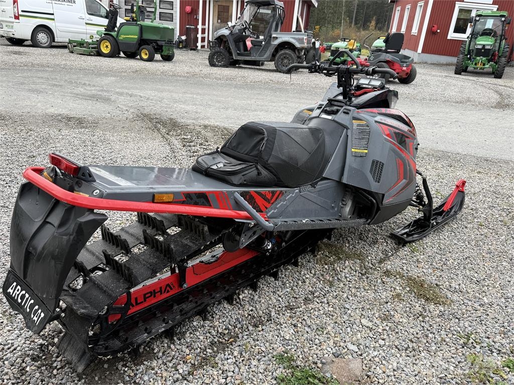 Arctic Cat M8000 Alpha Motoneige