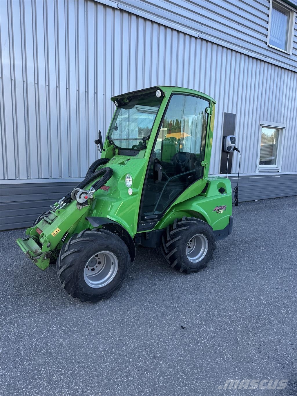 Avant 528 med hytt Skid steer mini nakladalci