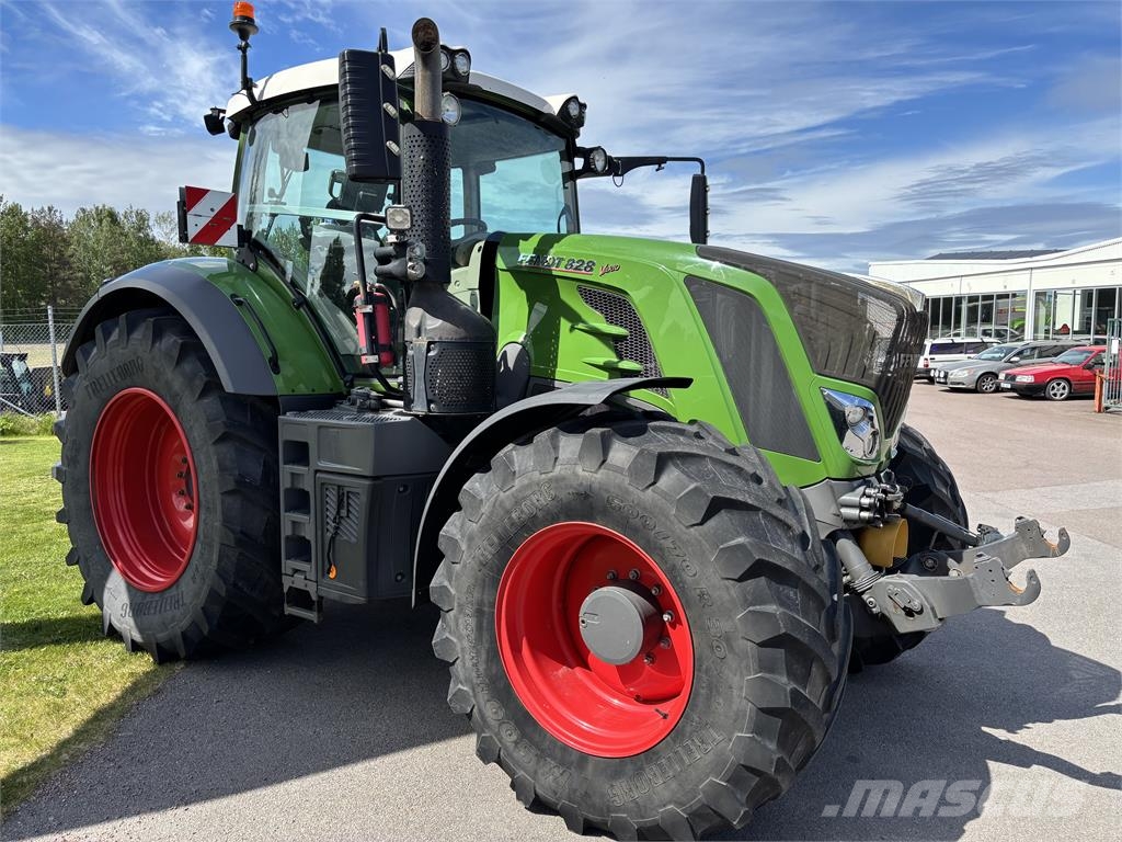 Fendt 828 Profi+ Трактори