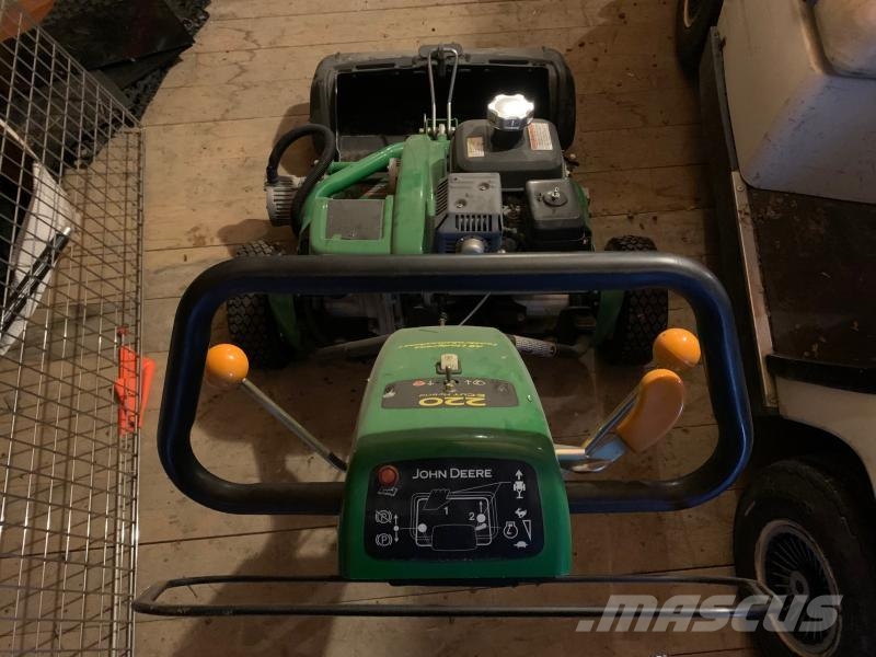 John Deere 220 Päältäajettavat ruohonleikkurit